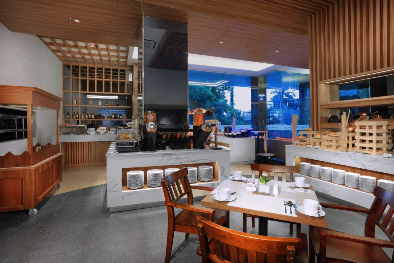 Hotel Harper Wahid Hasyim Medan By Aston Exterior foto